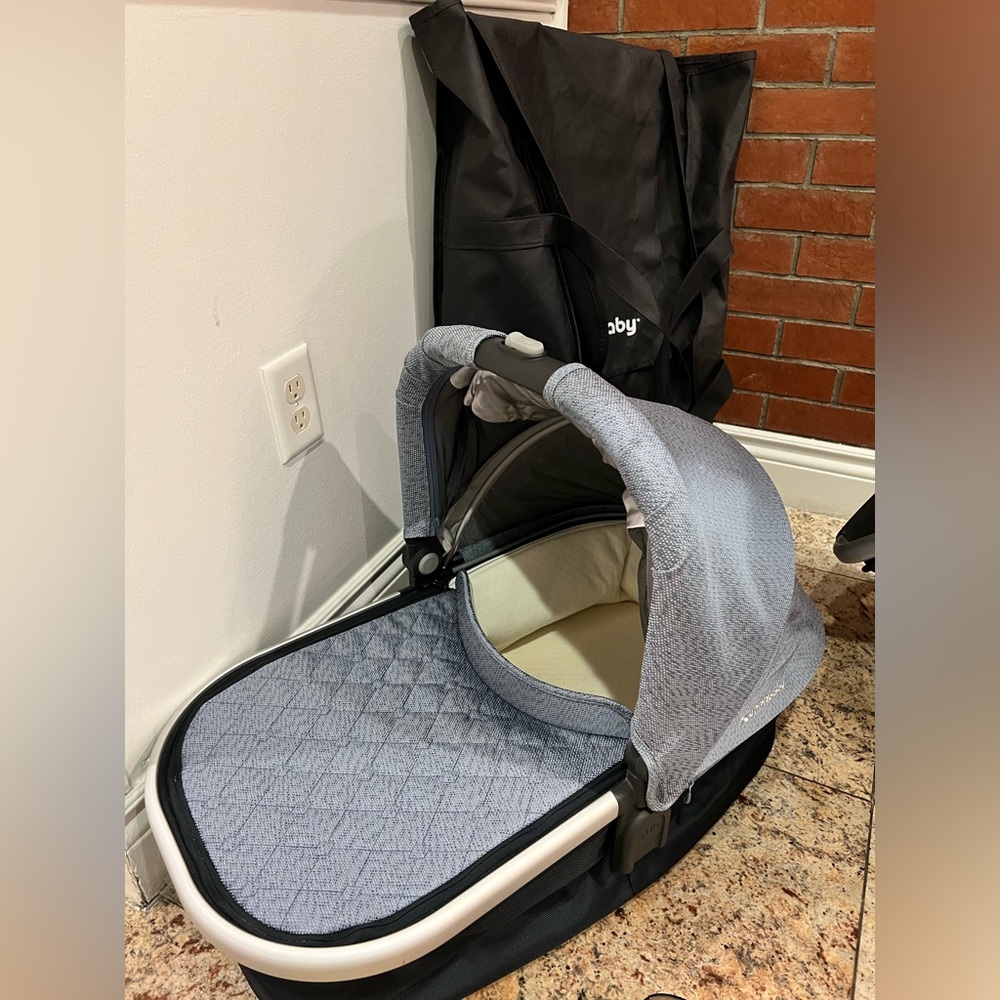 UPPAbaby bassinet in Henry color and storage bag. 2018.
